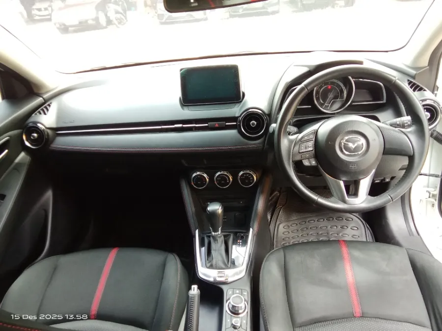 Foto Mobil Bekas Dashboard Mazda 2 1.5 GT Skyactiv tahun 2015